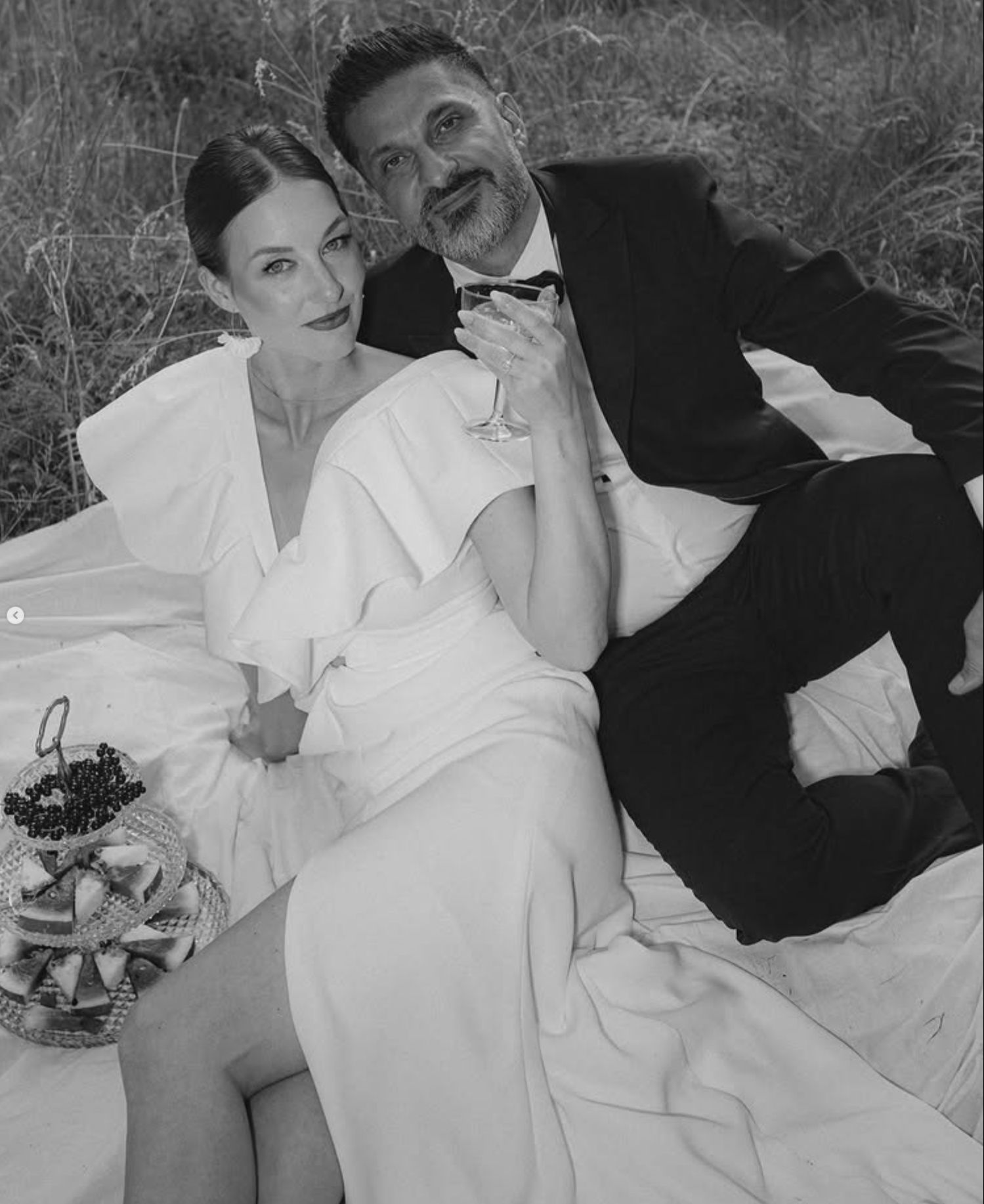Hochzeitspaar Picknick Wiese Schwarzweiß