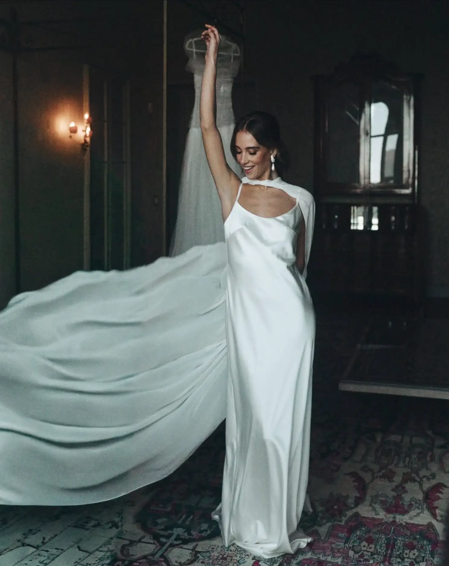 Braut mit fließendem Hochzeitskleid