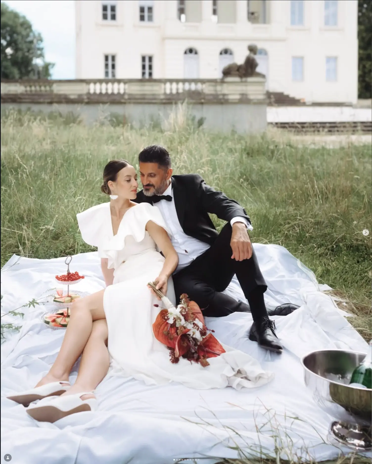 Hochzeitspaar auf romantischem Gutshaus