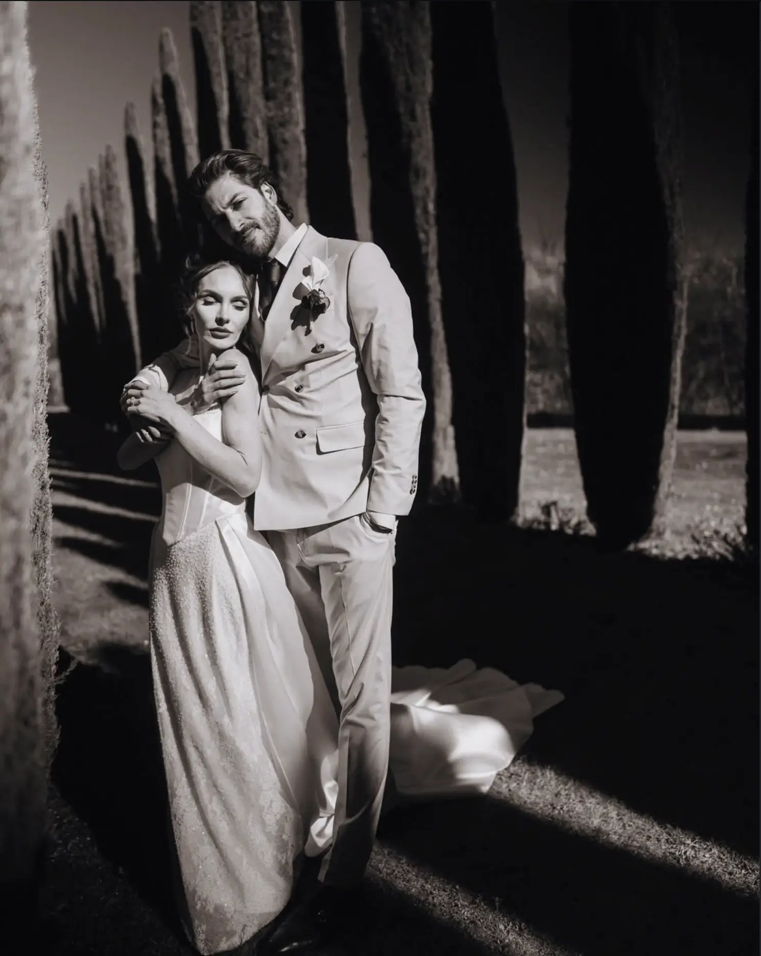 Frank Littmann Hochzeitsfotograf — elegantes Brautpaar unter Zypressen, Schwarz-Weiß Hochzeitsfotografie